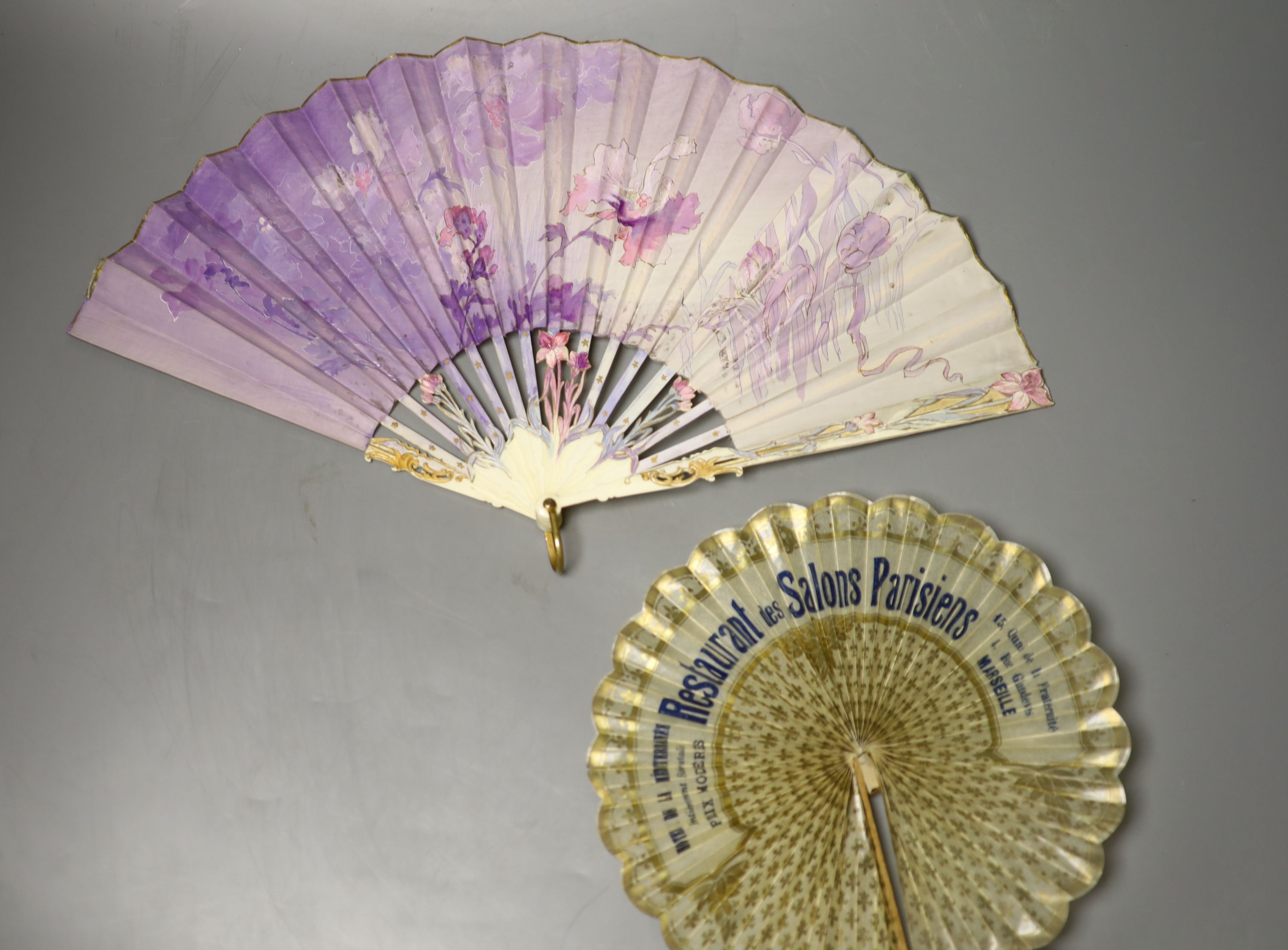A quantity of mixed fans including a black Chantilly lace fan